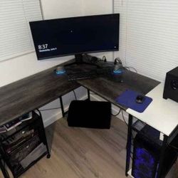 Corner Desk, very spacious !!