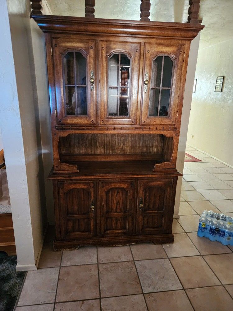 Hutch/China Cabinet