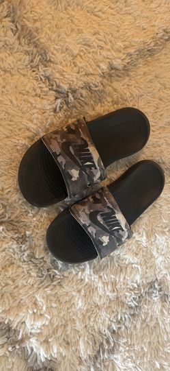 Nike size 7 men’s slides