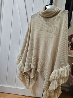 Very soft and warm Vince Camuto brand Shawl for women mint condition