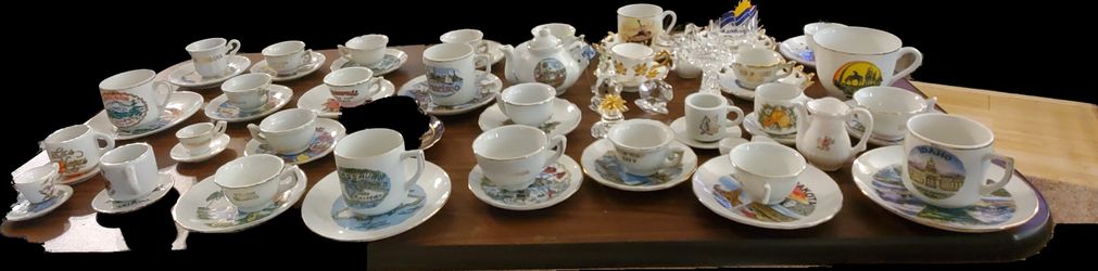 Miniature teacups and saucers set /state/memorabilia/collectibles