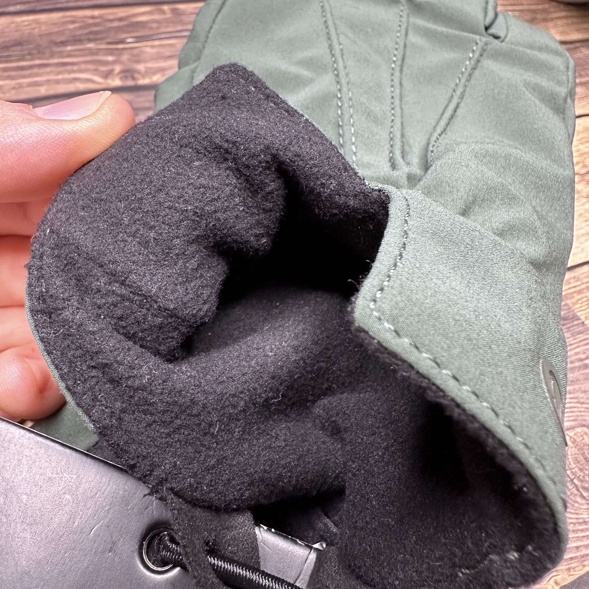 Lululemon City Keeper Gloves NWT S/M Smoked Spruce Black *Fleece Lined)