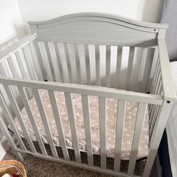 Mini crib with mattress. Free