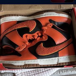High top Jordan’s Men’s 9.5  - Orange and Black 