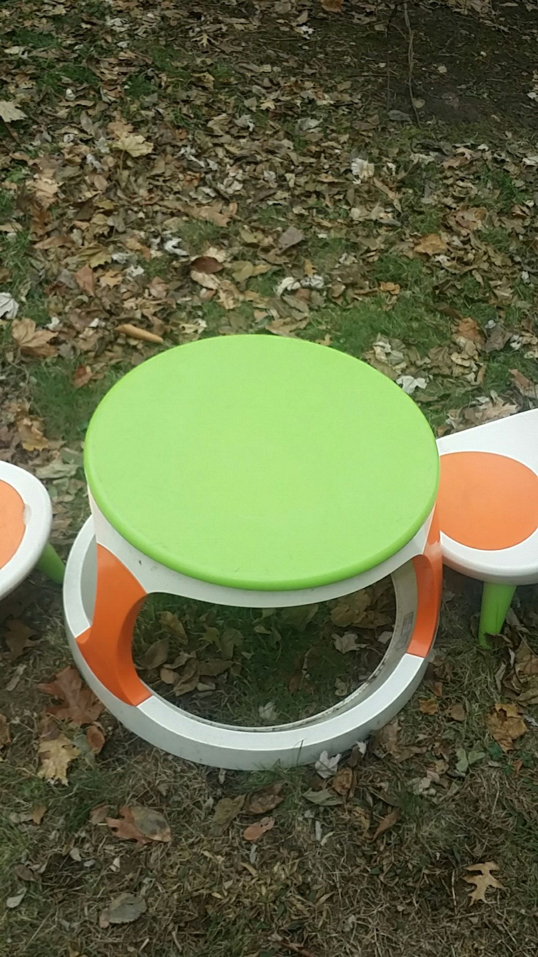 Kid's table and 2 chairs by combi