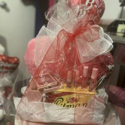 Beautiful Heart Valentines Basket 30$ 