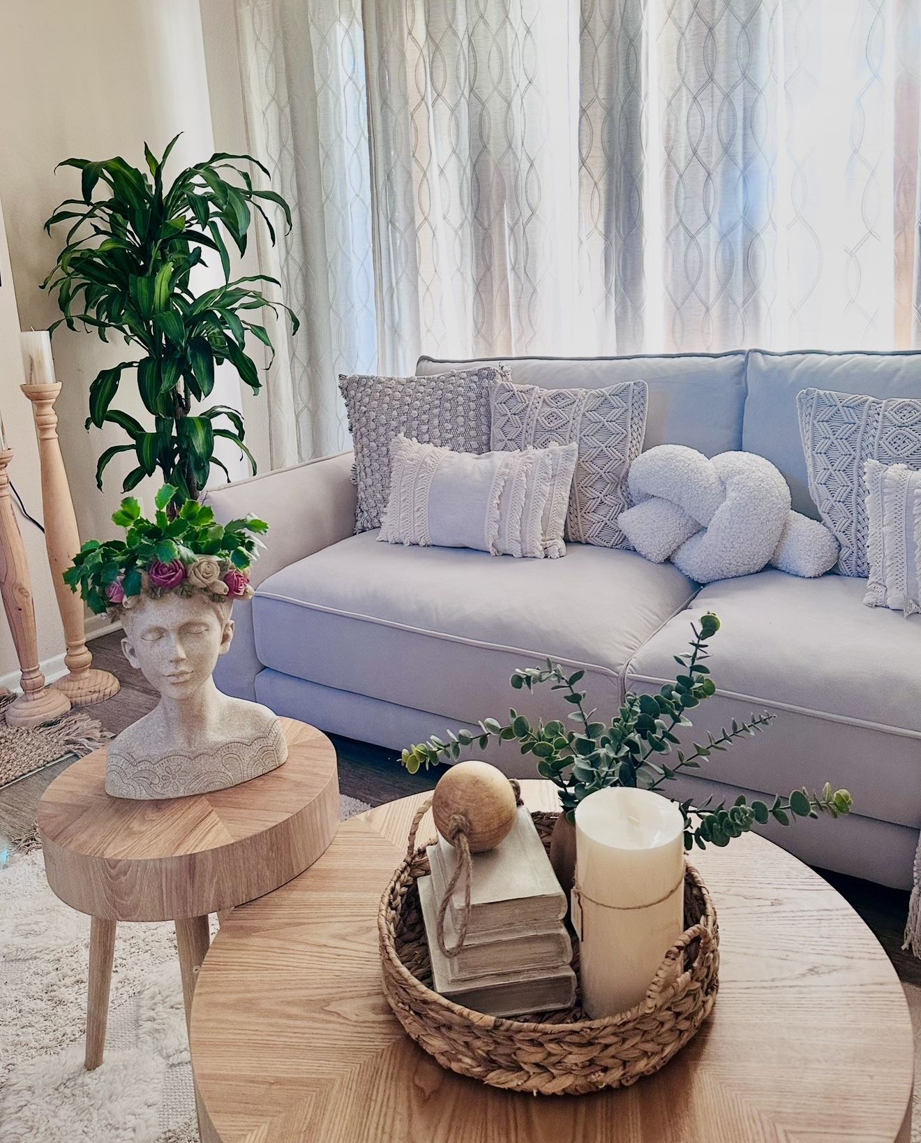 Modern Sofa in Great Condition – Like New