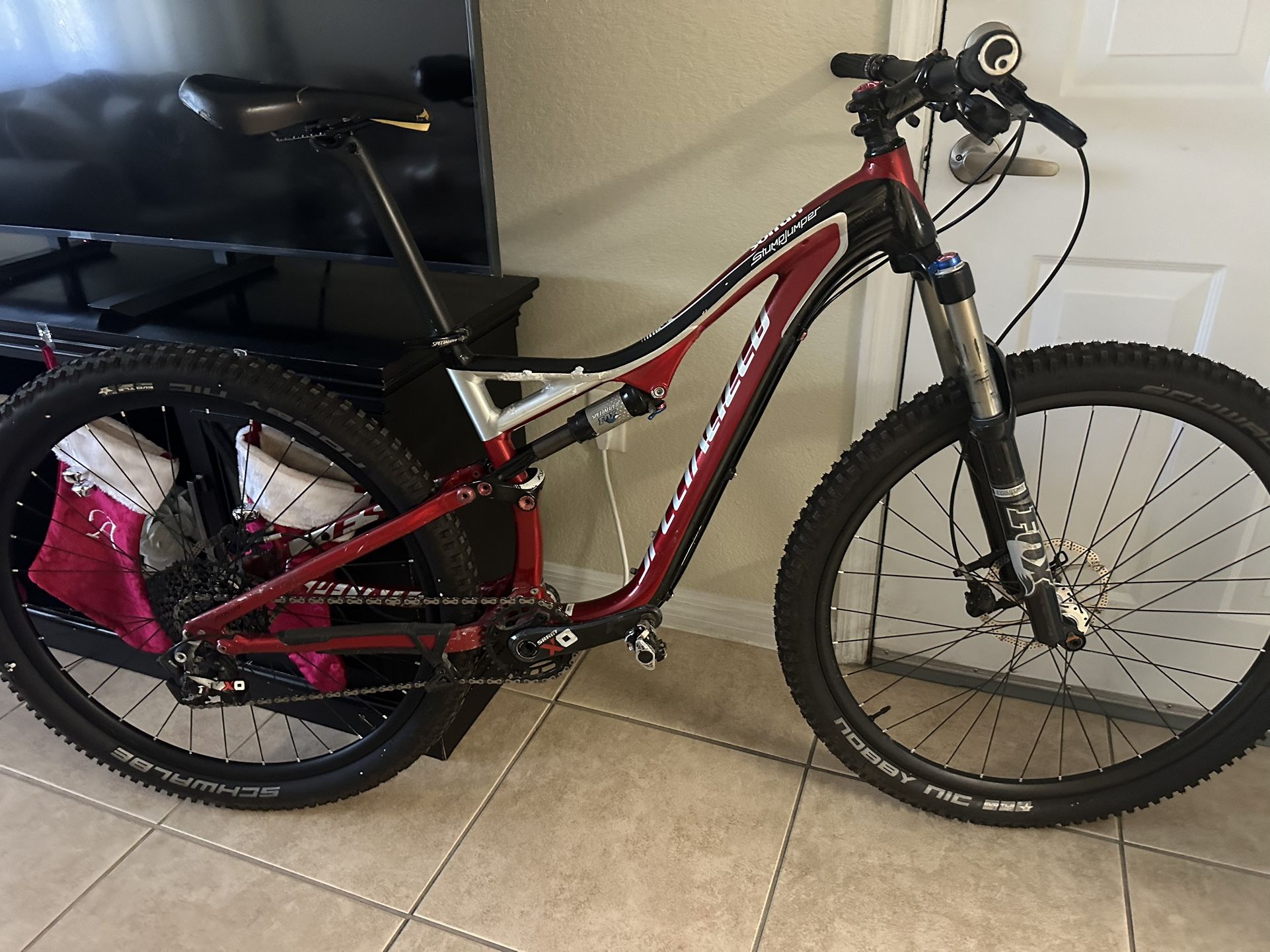 Bike specialized It has a problem with the suspension and the paint isn't good; I'm selling it as is