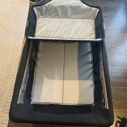 4moms Breeze Plus (Playard + Bassinet + Changing Station) – Like New 