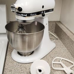 The KitchenAid KSM75 Classic Plus is a 4.5-quart tilt-head stand mixer designed for home baking, featuring a 10-speed