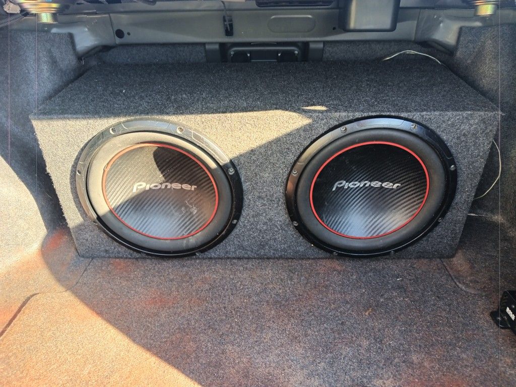 2 Pioneer 12 Box And 1100 Watt Amp