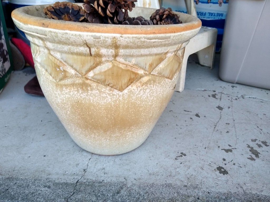 Ceramic pot