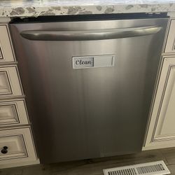 Frigidaire Dishwasher - Needs New Drain Pump 