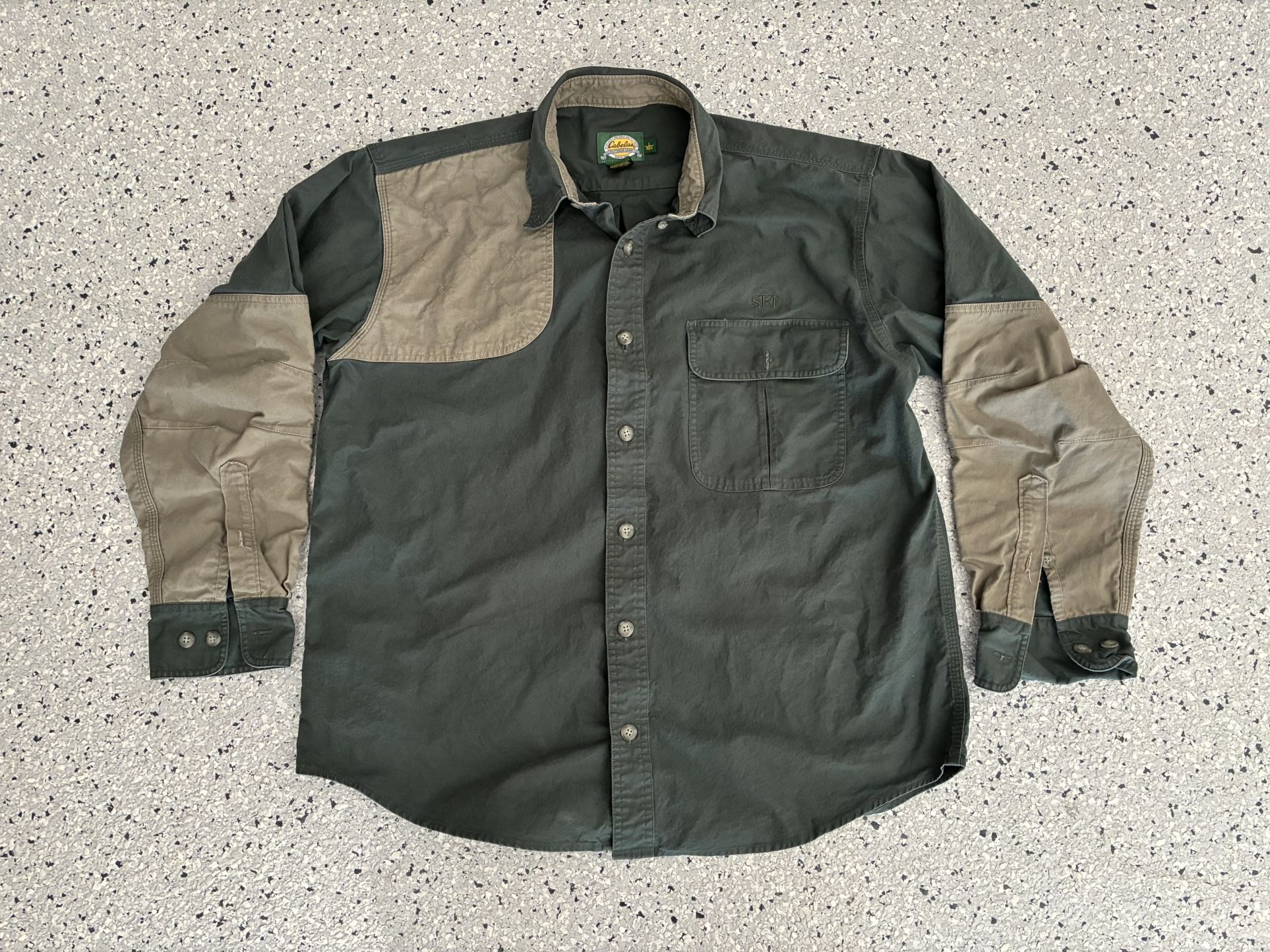“CABELAS” Outdoor Gear Button Collared 2-Tone Green Cotton Shirt. Pre Owned.