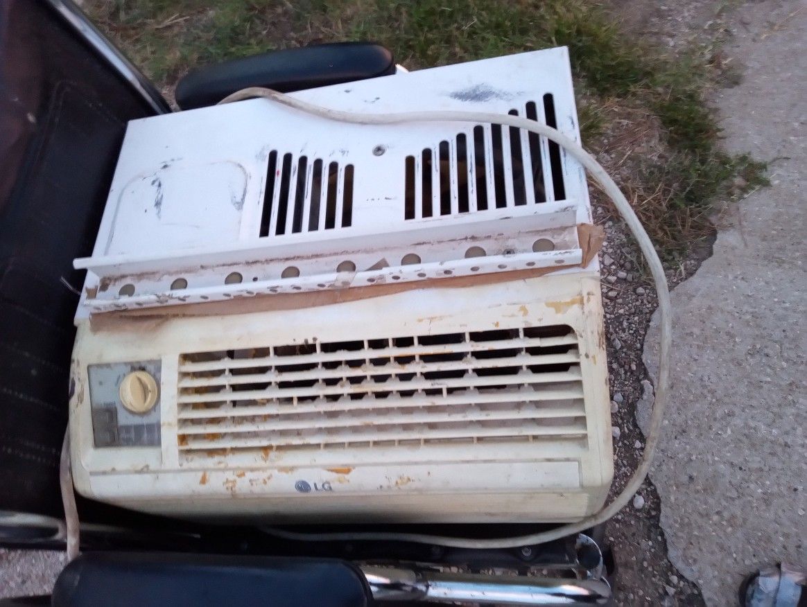 Window AC Unit Used But Works Good