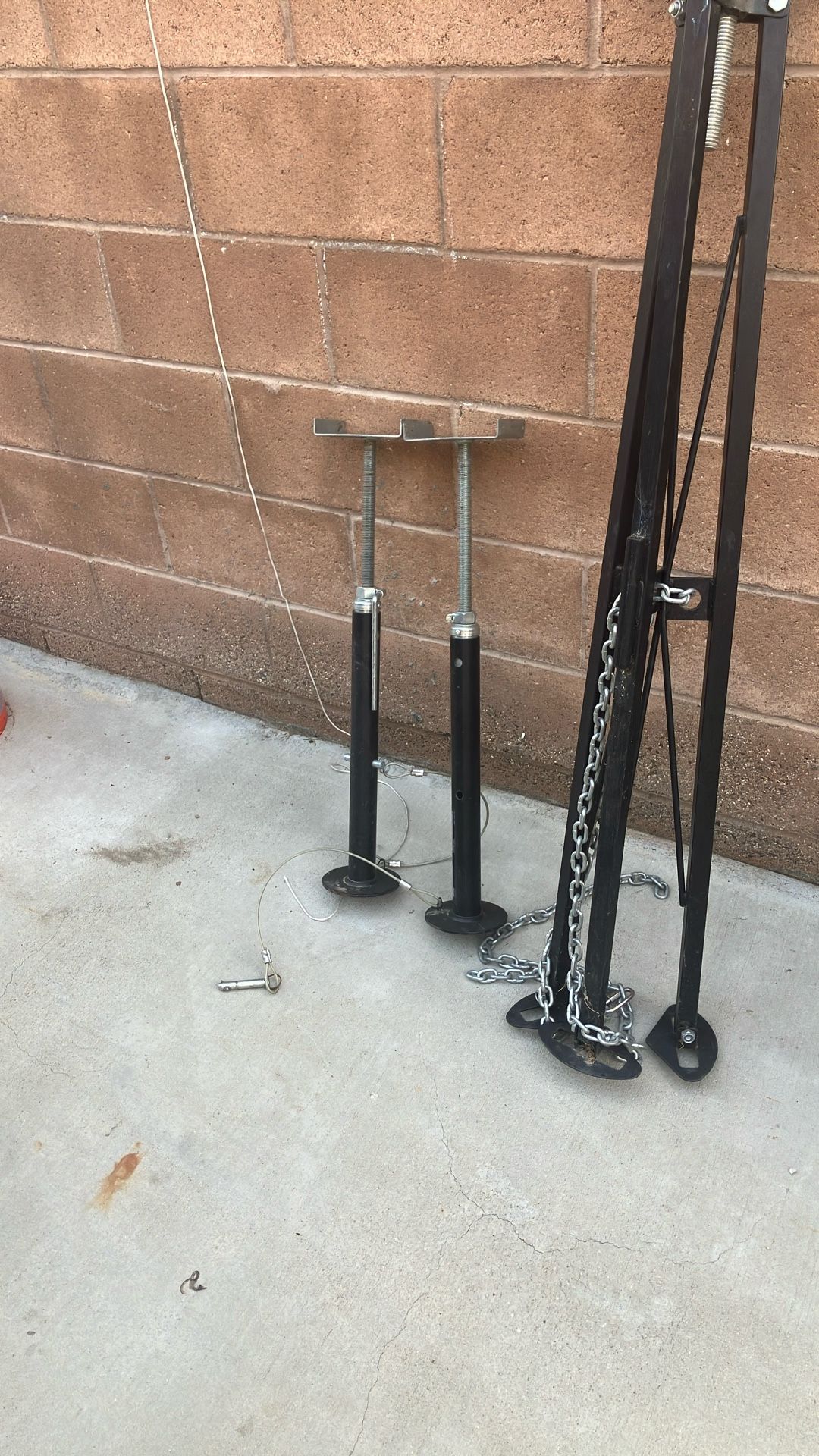 Fifth Wheel Tripod, And Two Stabilizing Jacks
