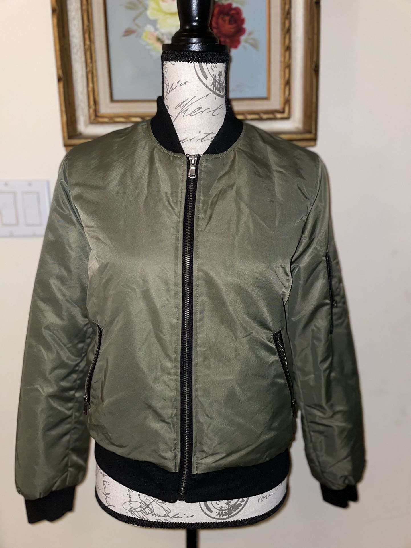 Forever 21 Army Green Women’s bomber jacket green black combo full zipper enclosure down puffer bomber jacket
