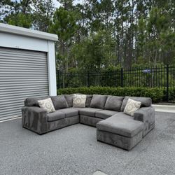 ✨Gray Ashley furniture sectional with chaise lounge CAN DELIVER FOR A FEE🚚