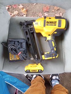 DeWalt 20V MAX XR 16G Finish Nailer with Battery and Charger