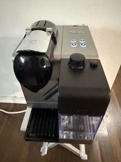 De'Longhi Nespresso Lattissima Plus Espresso & Cappuccino Machine (Model EN520SL) in Silver/Black.