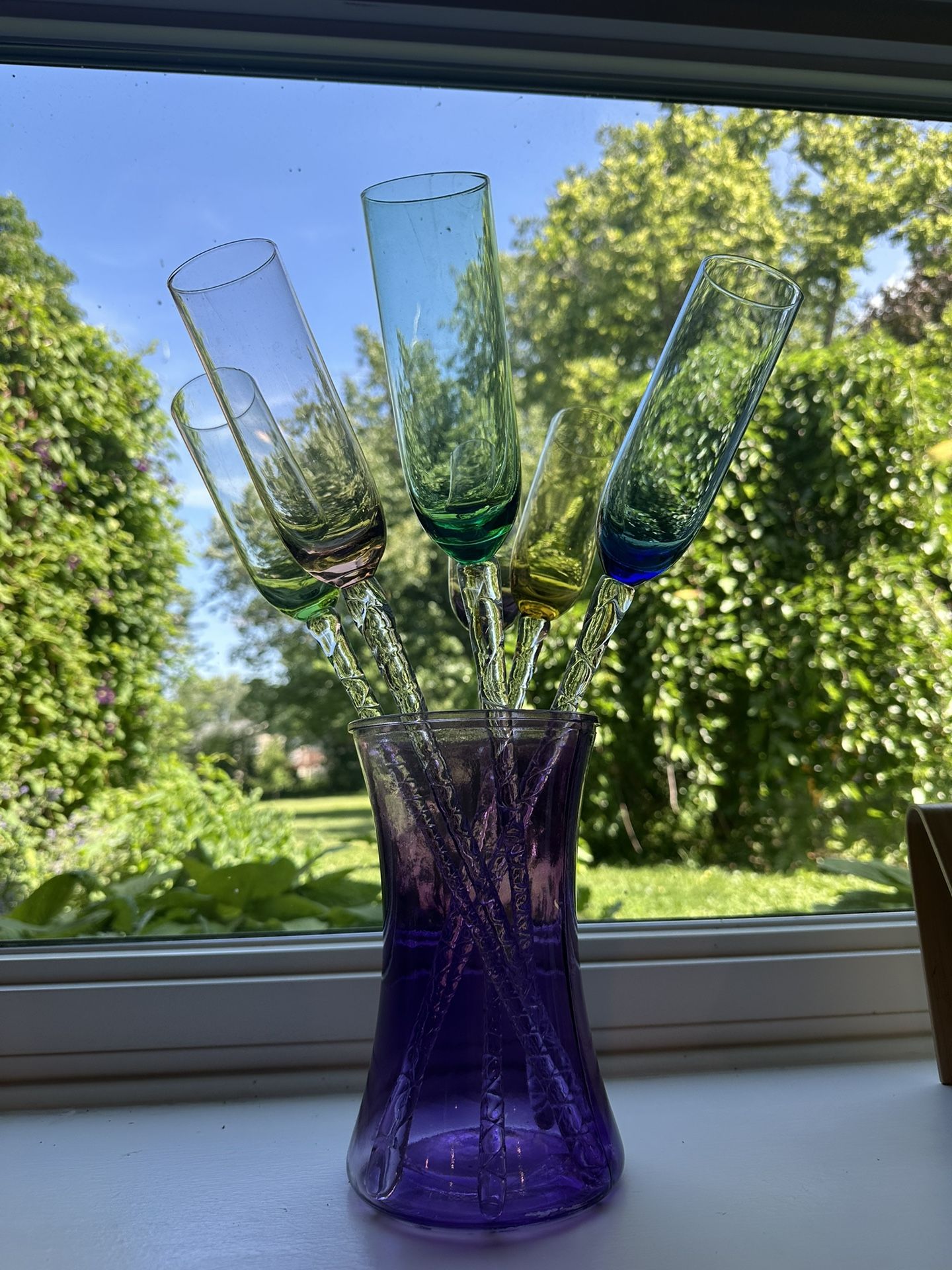 6 Champagne Flutes & Vase. (Bouquet) 17" Long