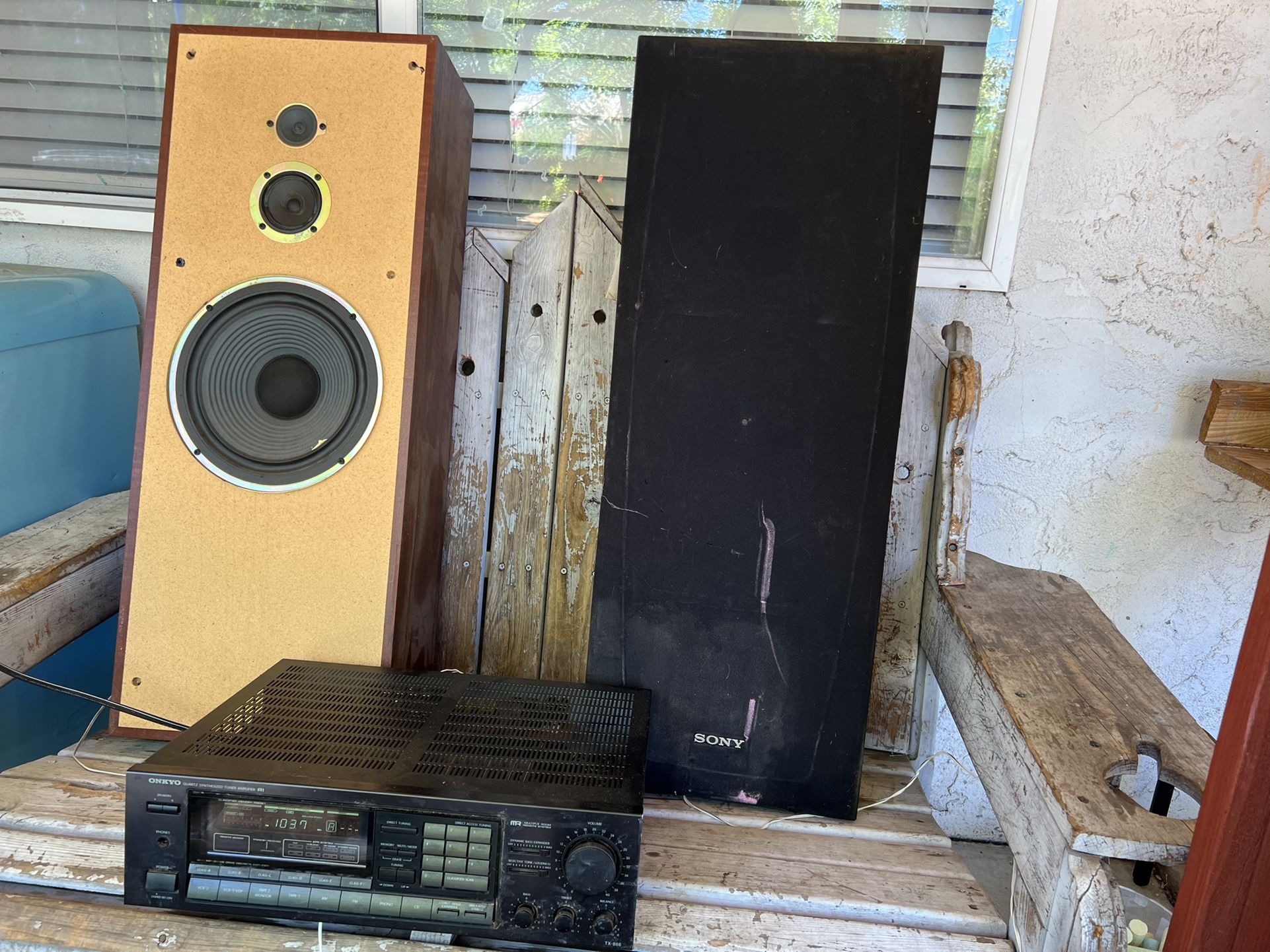 Onkyo TX-866 With 2 Sony Speakers