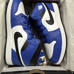 New Kids JORDAN 1 MID (PS) size 2.5Y shoes