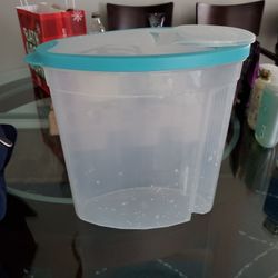 Large plastic container Rubbermaid 