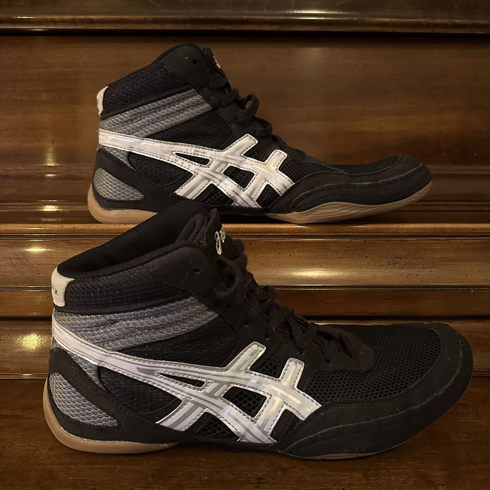 Oasics Matlife Wrestling Shoes (Size 11)