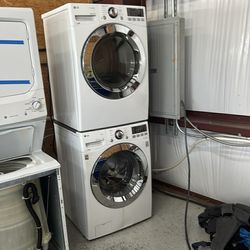 Stackable frontload washer/dryer set