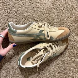Onitsuka Tigers size 9