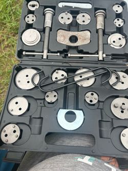 Brake caliper piston compressor tool