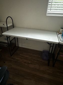 Foldable table