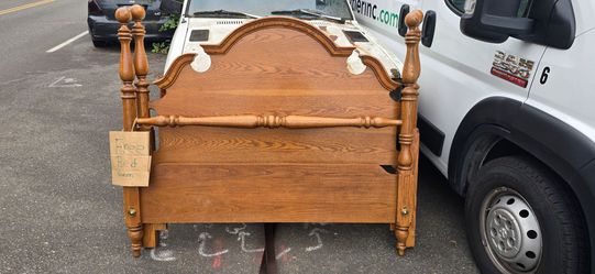 Broyhill Queen complete bed frame