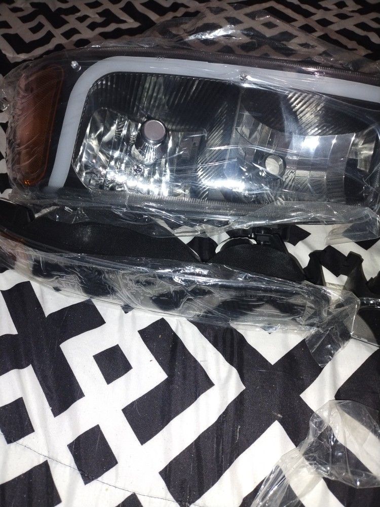 2007 GMC Yukon Headlight And Rear 