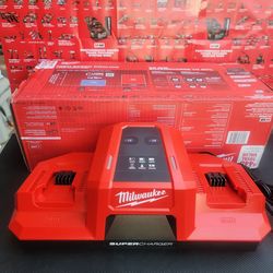 MILWAUKEE M18 18V DUAL BAY SIMULTANEOUS SUPER CHARGER