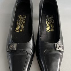SALVATORE FERRAGAMO Women's GANCINI Black Low Heels Shoes Size 7.5 2A DAMAGED  