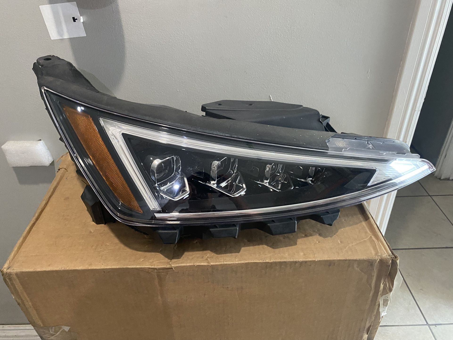 2019-2020 Hyundai Elantra Right Headlight