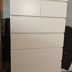 Nice white chest dresser with big 6 drawers in good condition, all drawers working well, deep drawers.
L32"*W19"*H48 5"