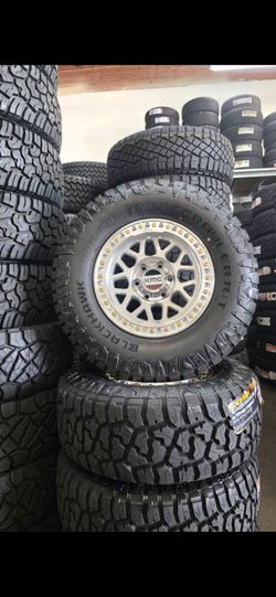17" KMC w/ 33" RT tires