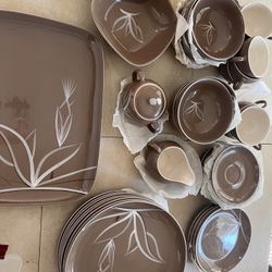 Porcelain Winfield Dishware Set 