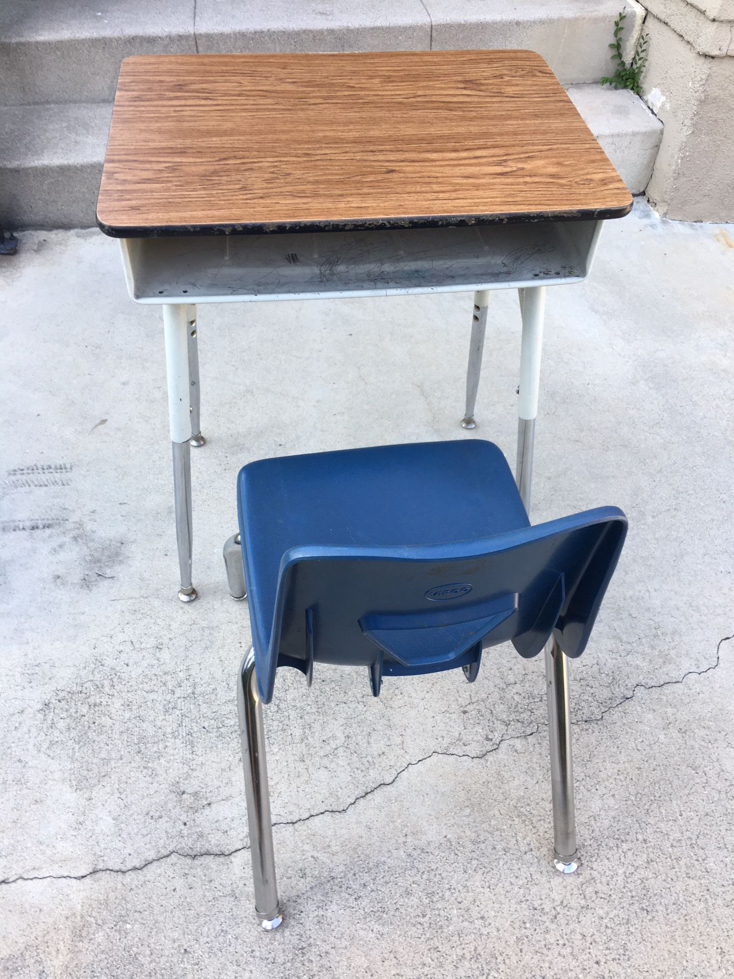 Kids adjustable desk and chair