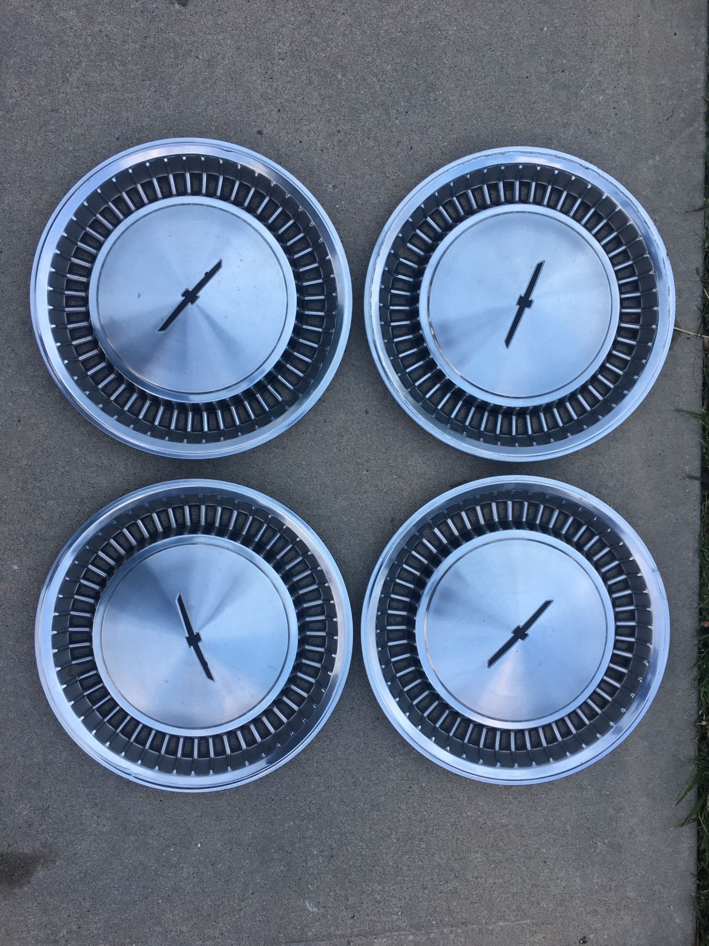 Ford Thunderbird Hubcaps (4)