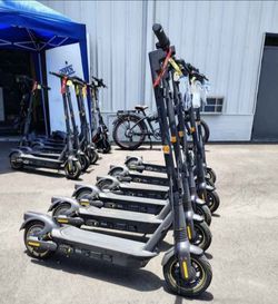LIKE NEW Segway Max G2 Electric Scooters 22mph With 43 Mile Range