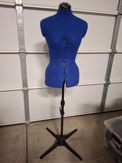 Small adjustable womens dress form