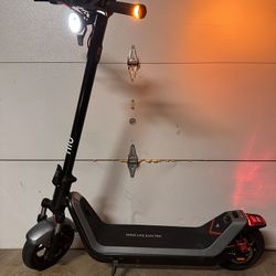 NIU KQi 300X All-Terrain Suspension Electric Scooter 20 Mph Top Speed & 37 Miles Max Range