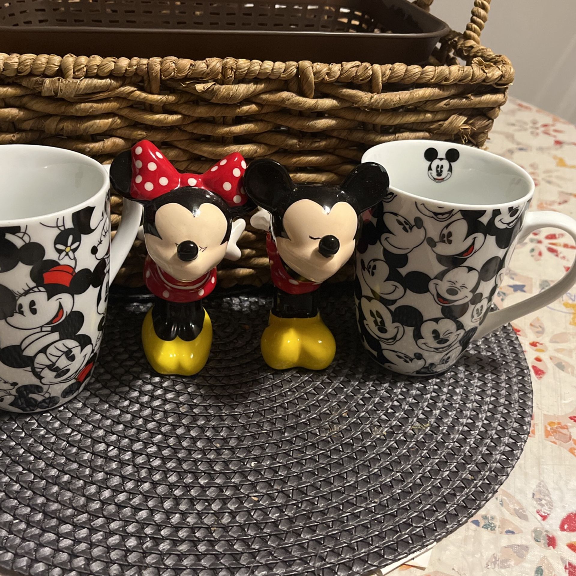Mickey Mouse Y Minnie cups and salt and pepper containers