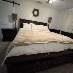 5 Piece  Bedroom Set. King Bed. 