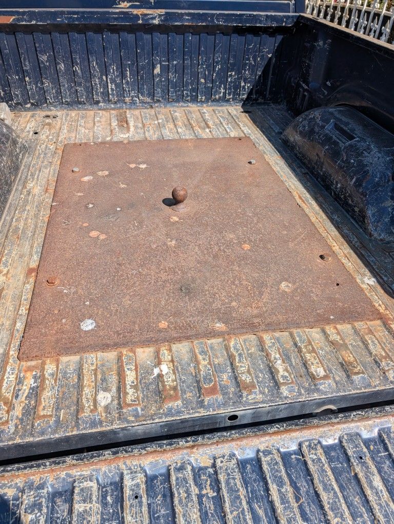 Pickup truck gooseneck hitch adapter