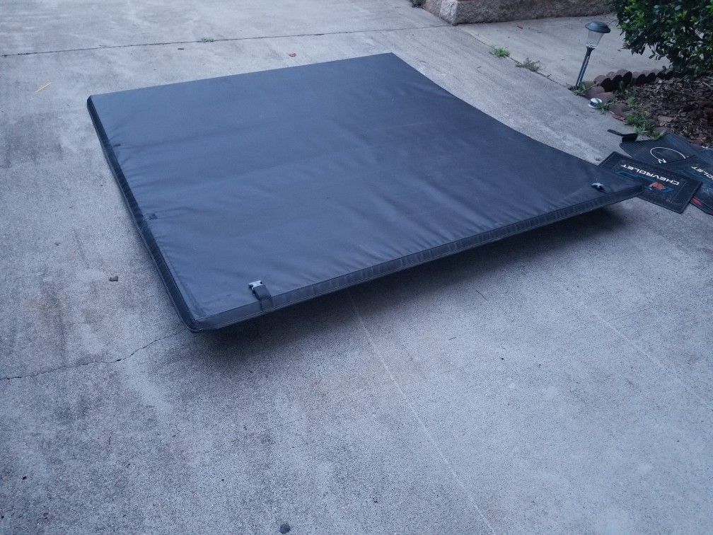 Truck bed cover
